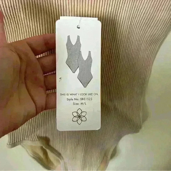 Aura Tan Ribbed Bodysuit Tank Size M/L NWT - Picture 4 of 5